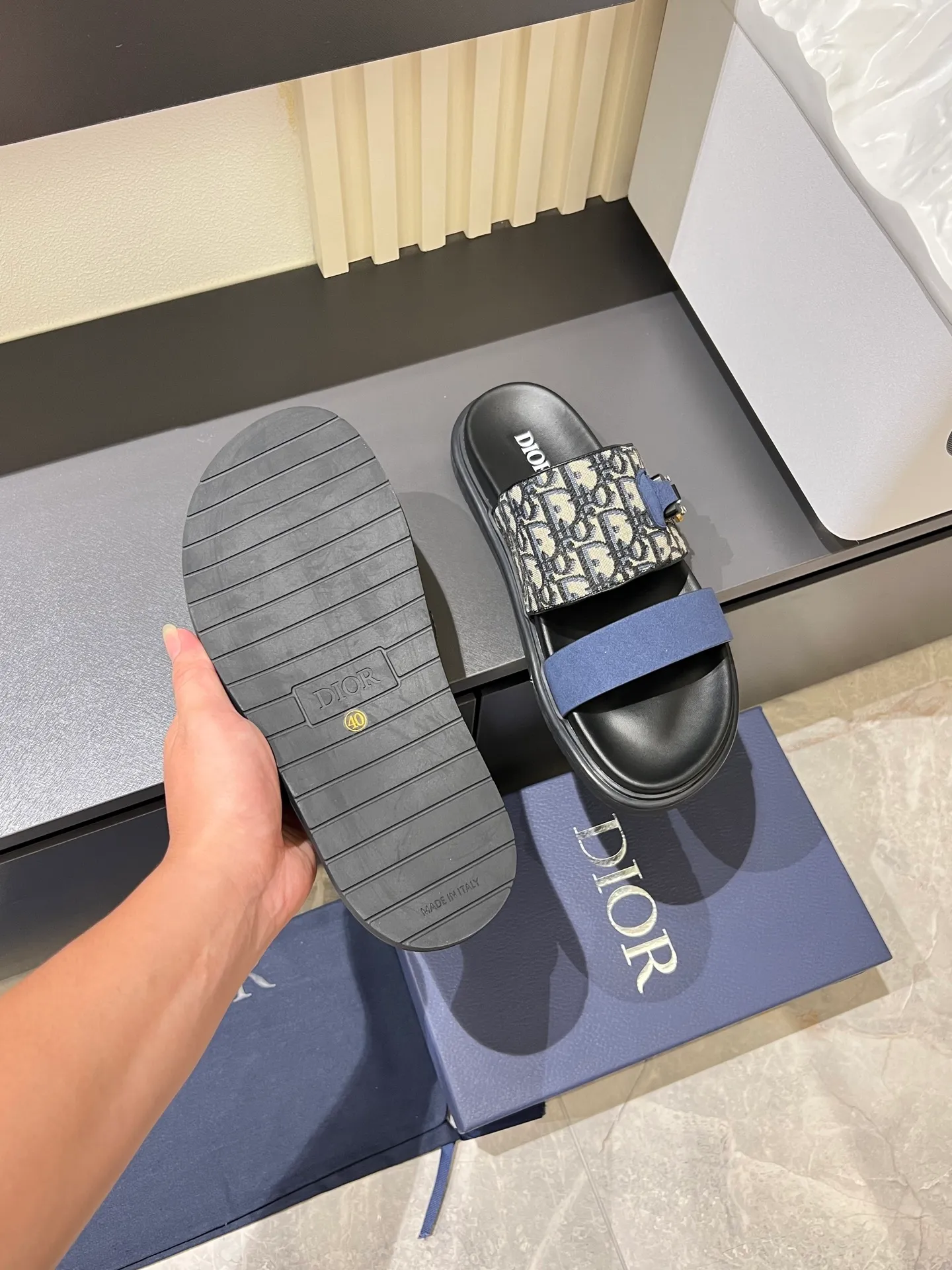 Men's Men's Shoes 💰p320 Dio* Men's Sandals Slippers. Showcasing Dior haute couture design. The Dior gray suede strap is accented with an aluminum Dior buckle for added style. Paired with a comfortable tonal notch sole, they pair easily with shorts or jeans for a sophisticated look. Main body: suede cow leather, technical fabric lining: cow leather, with adjustable straps, aluminum Dior buckle, Dior gray EVA insole, tonal notched rubber outsole splicing structure, size: 38-44 (customized at 45.46)